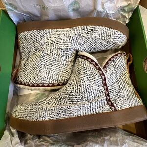 SANUK BOOTIES WOMEN’S SIZE 8